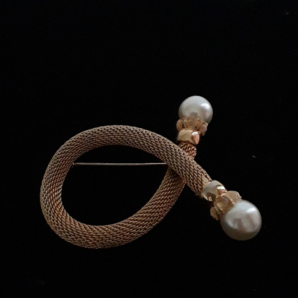 Gold Tone Mesh and Pearl Brooch
